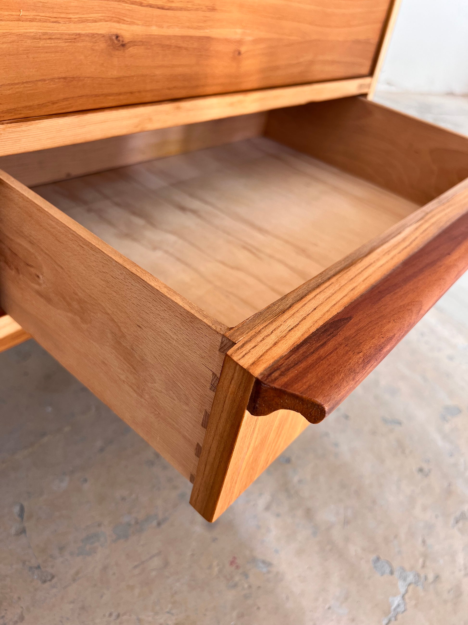 Sideboard Esche mit Schranktüren und Schubladen