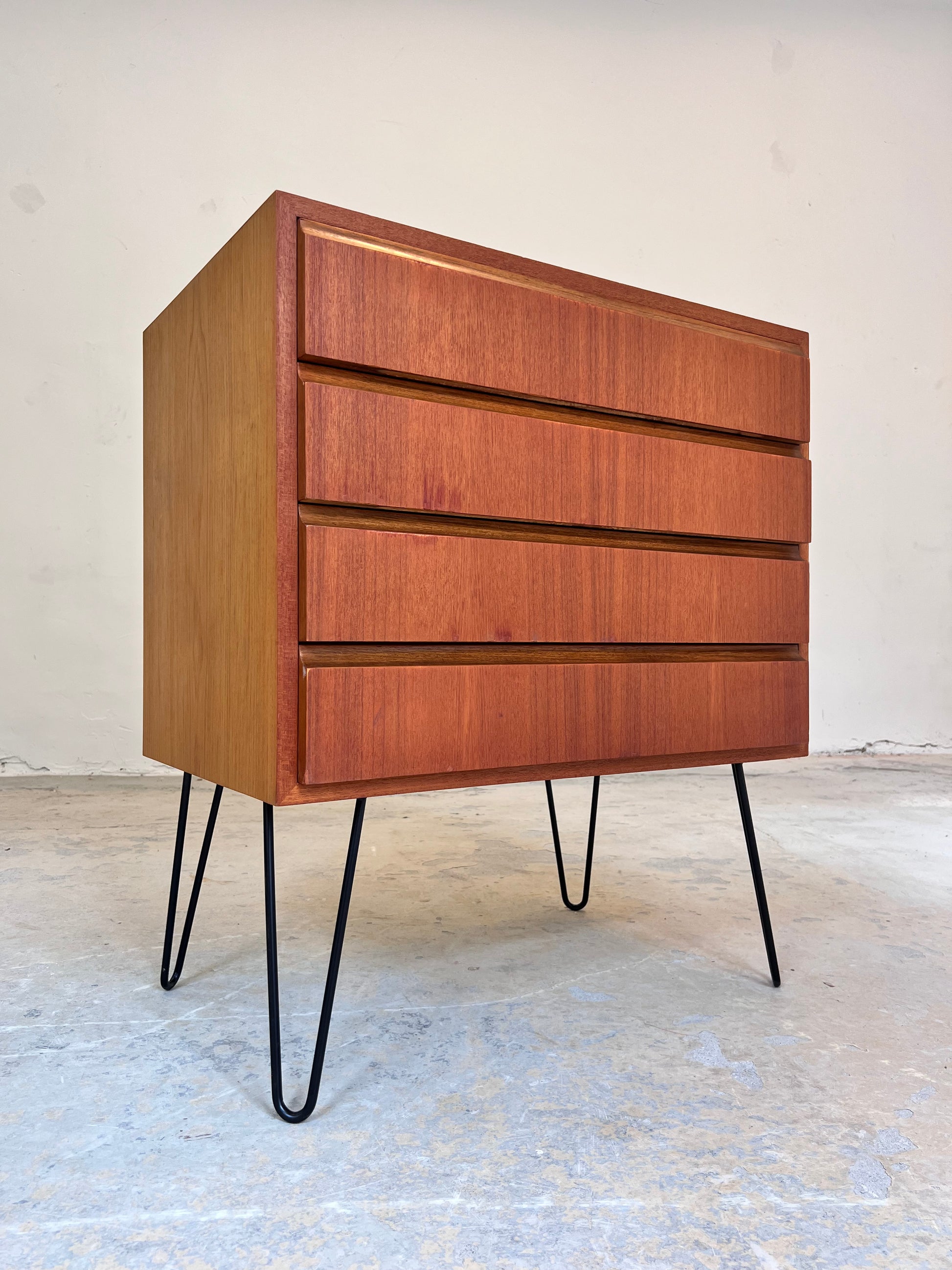 Kommode Teak auf Hairpinlegs von IDEE Möbel