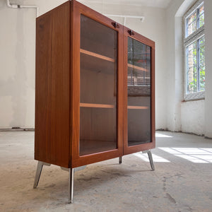Vitrinenschrank Teak mit neuen Chromfüßen von H.W.Klein für Bramin
