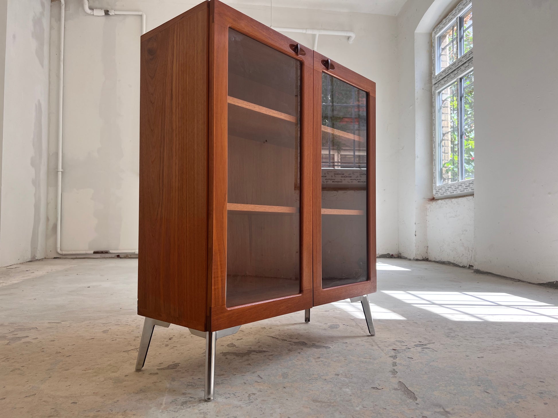 Vitrinenschrank Teak mit neuen Chromfüßen von H.W.Klein für Bramin