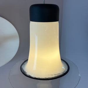 Trompetenlampe schwarz weiß Glas von Peill & Putzler