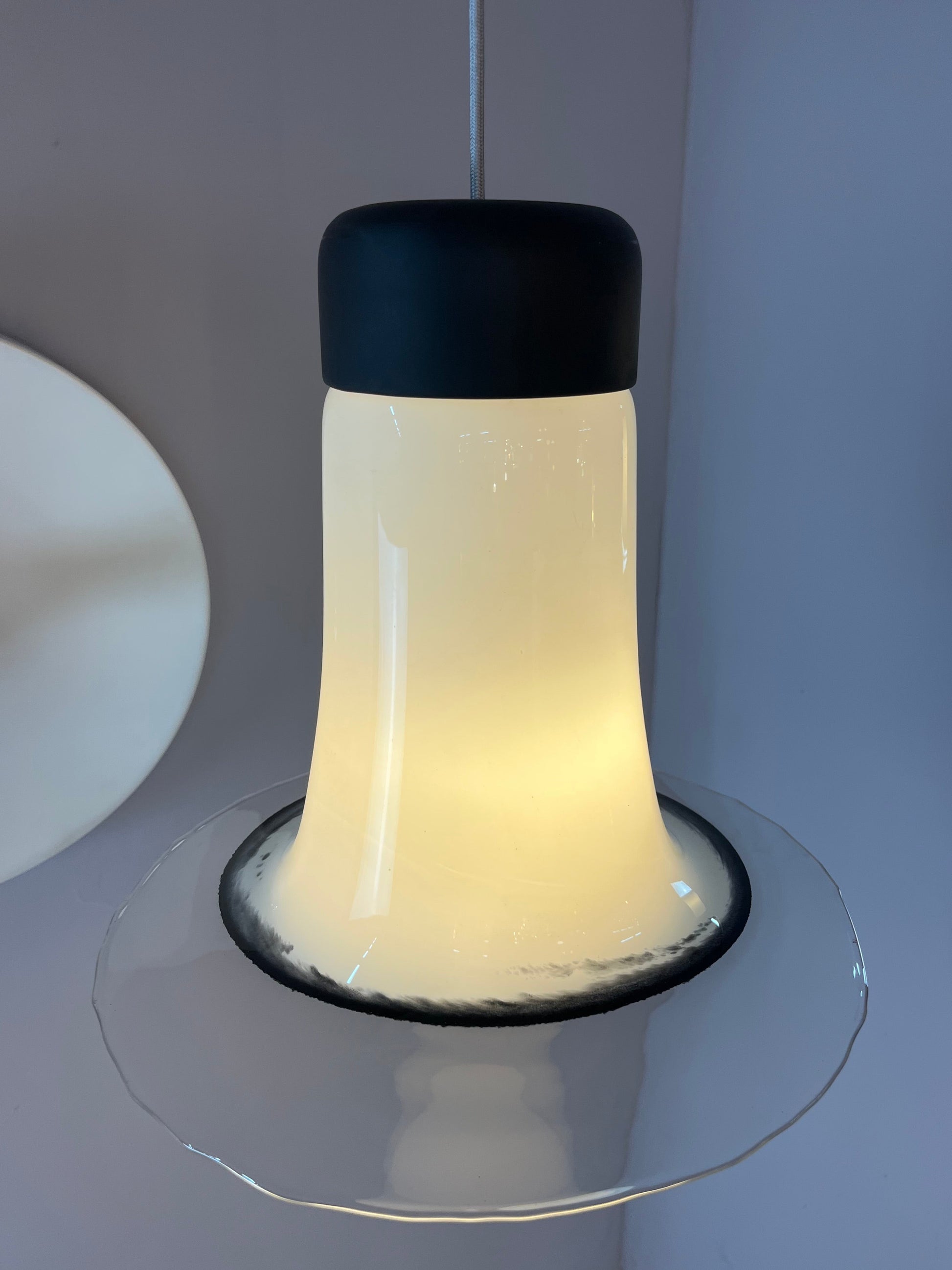 Trompetenlampe schwarz weiß Glas von Peill & Putzler