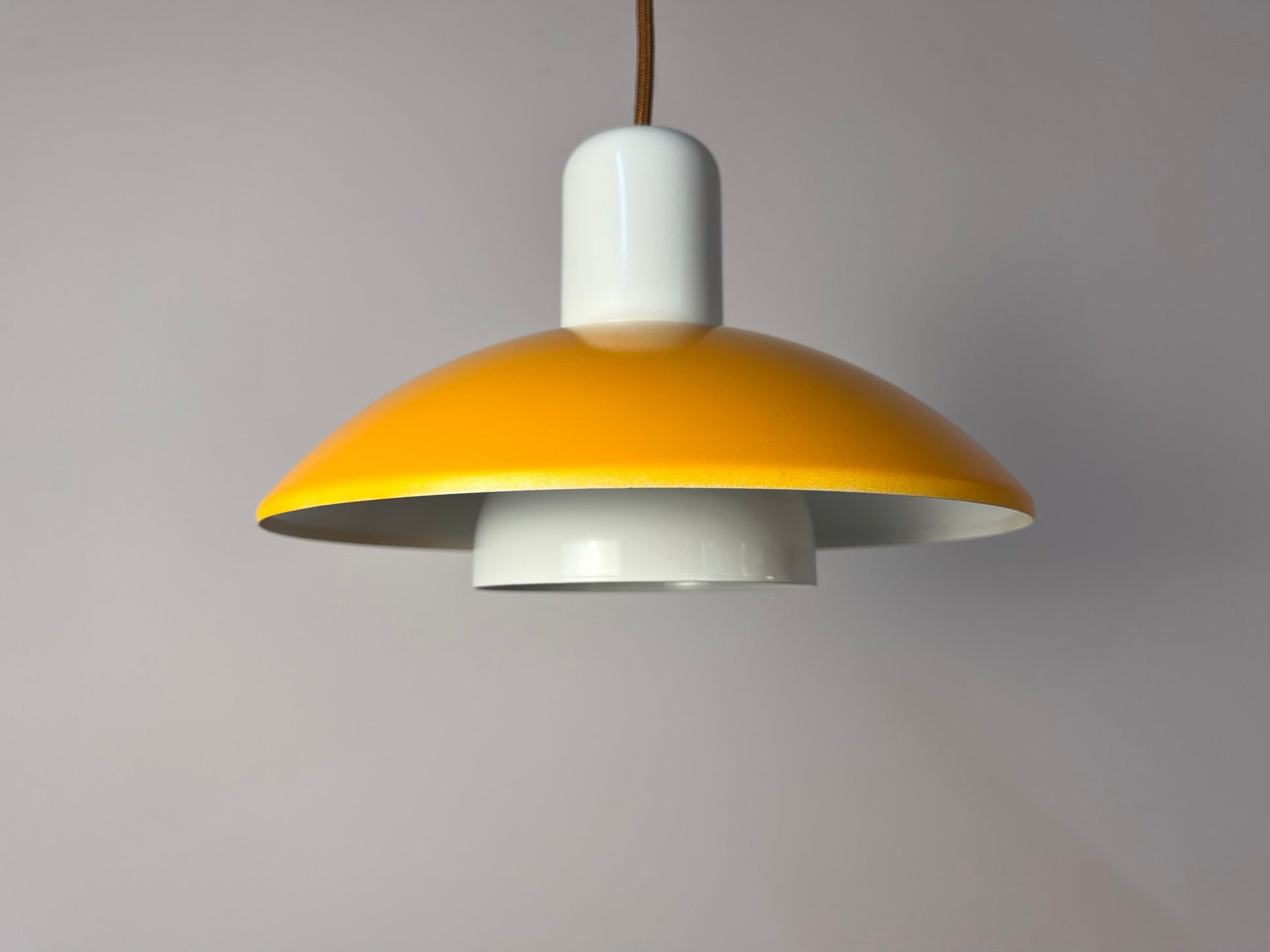 Lamellenlampe Typ 827 teils neu lackiert gelb weiß von Horn