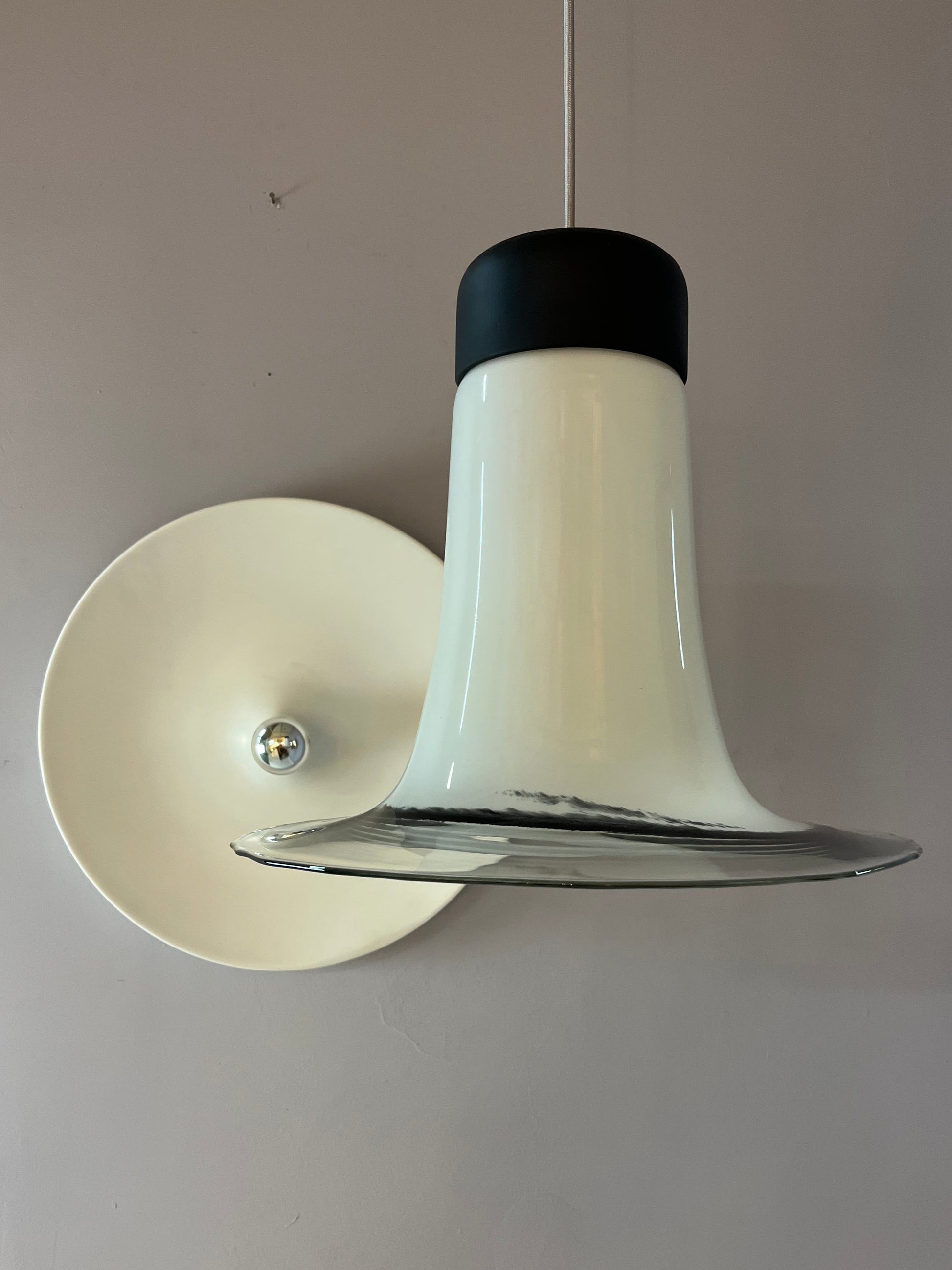 Trompetenlampe schwarz weiß Glas von Peill & Putzler