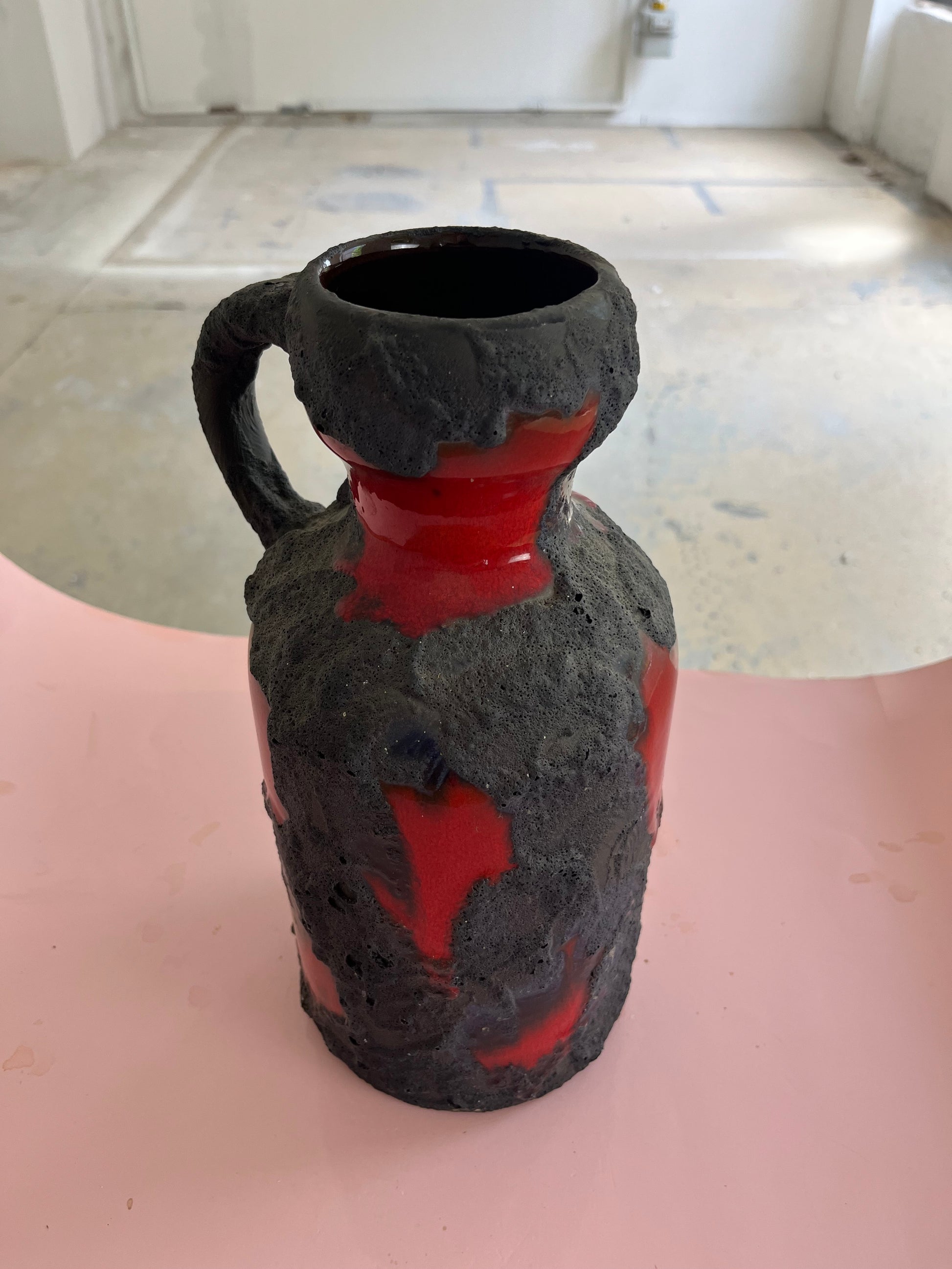 Vase Fat Lava rot schwarz von Marei Keramik