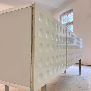 Sideboard weiß mit kreisförmigem Reliefmuster aus Belgien