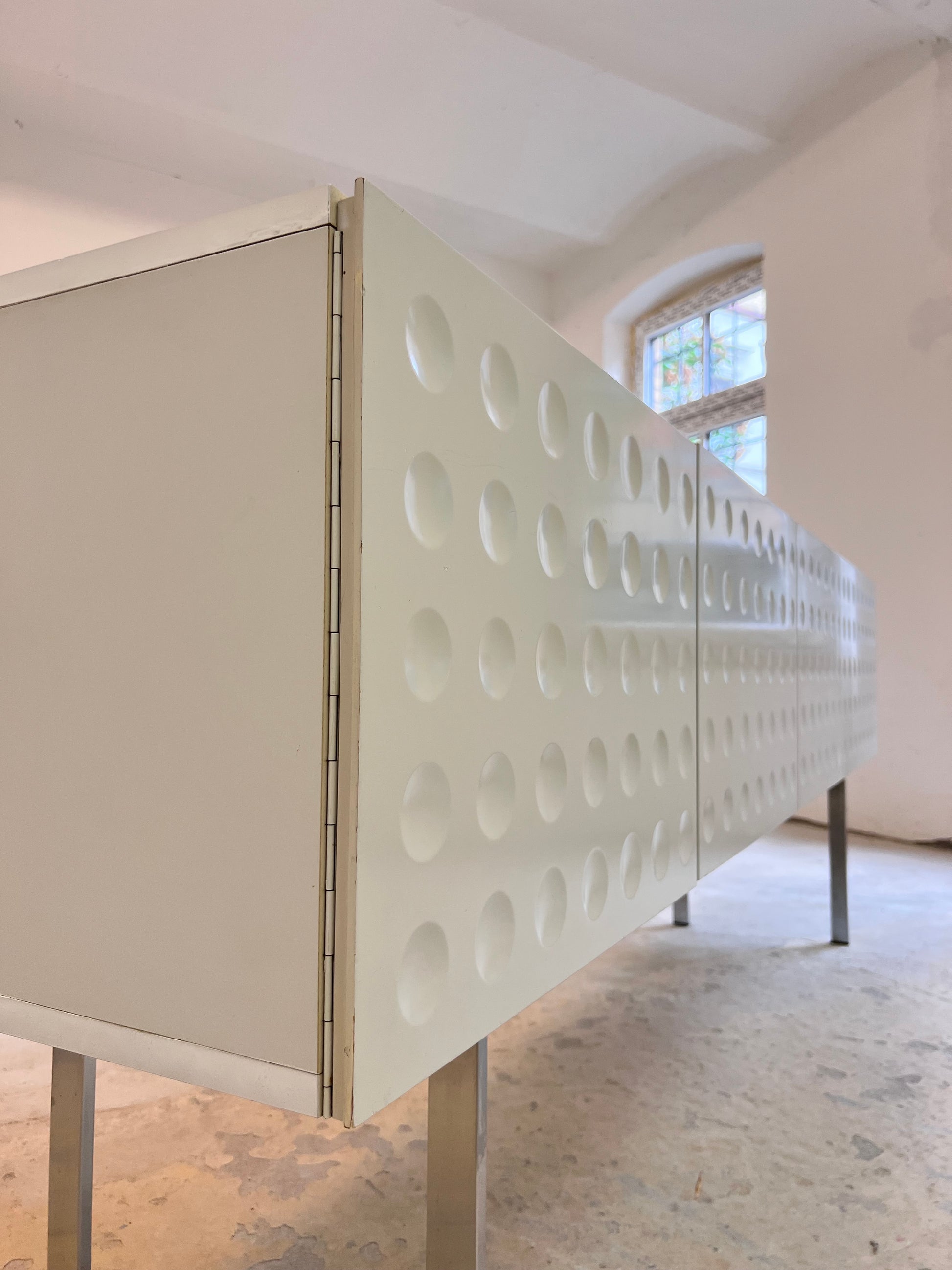 Sideboard weiß mit kreisförmigem Reliefmuster aus Belgien