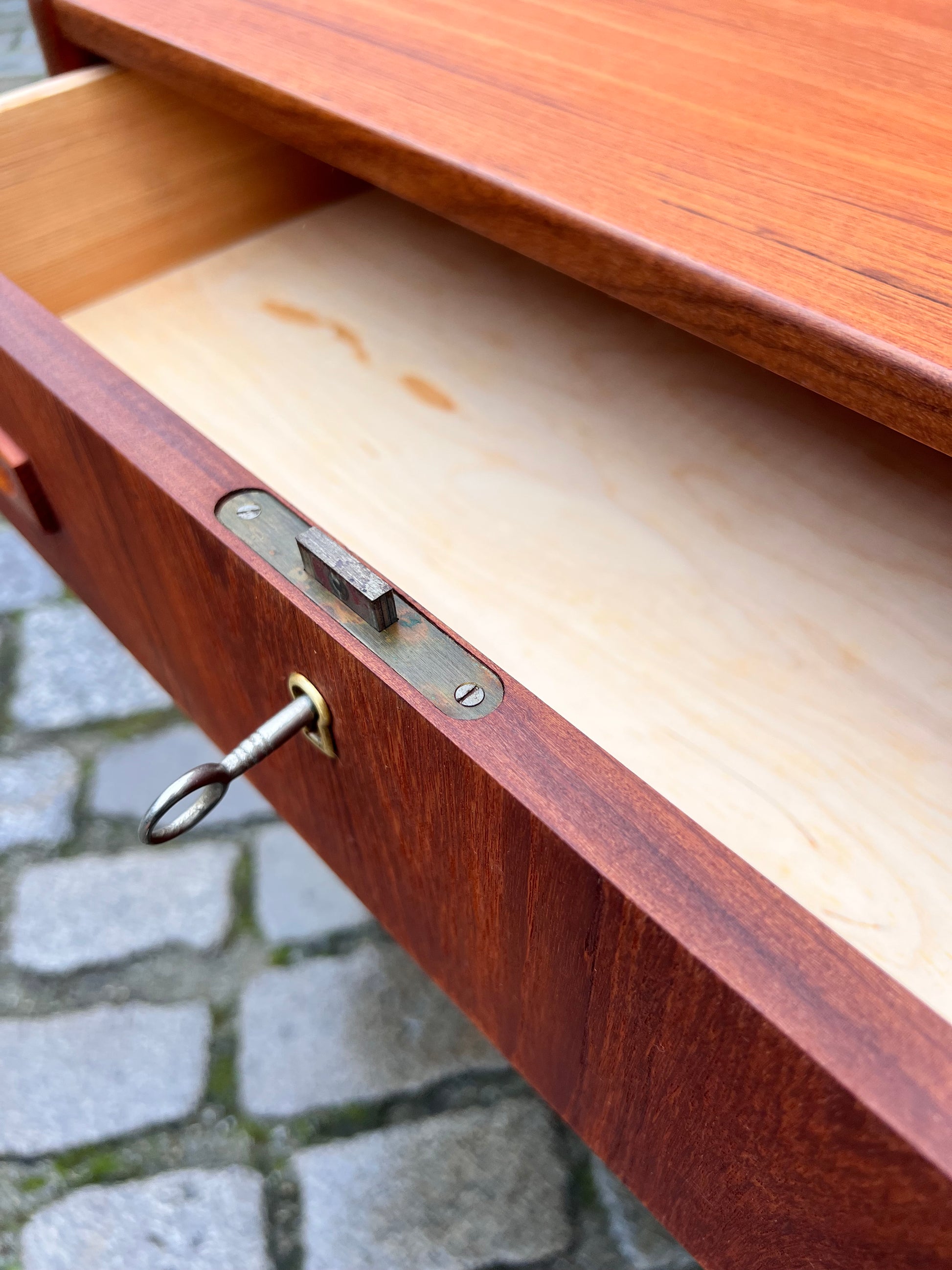 Kommode Teak mit Schloss aus Dänemark