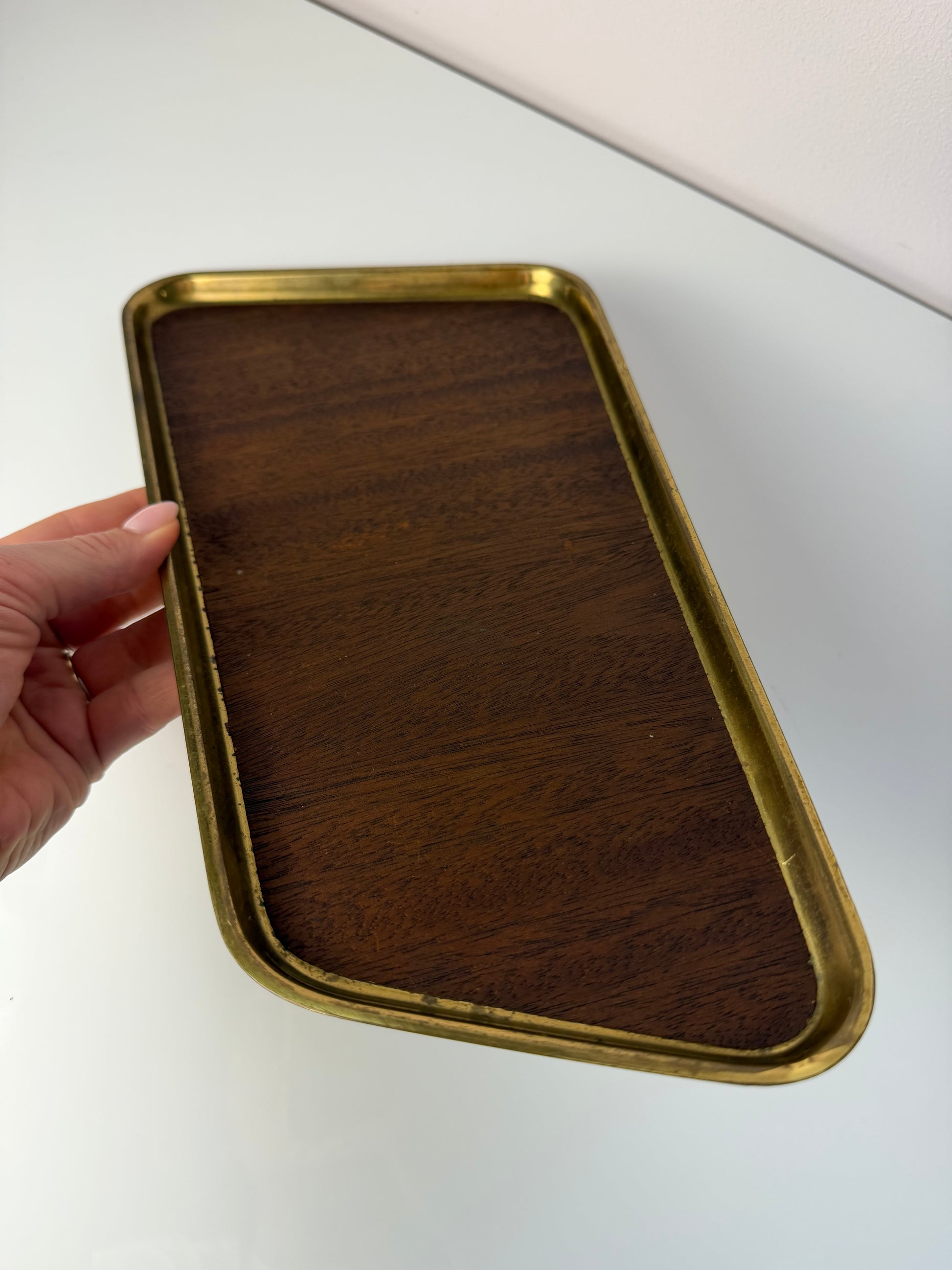 Asymmetrisches Tablett Messing Teak Furnier aus Dänemark