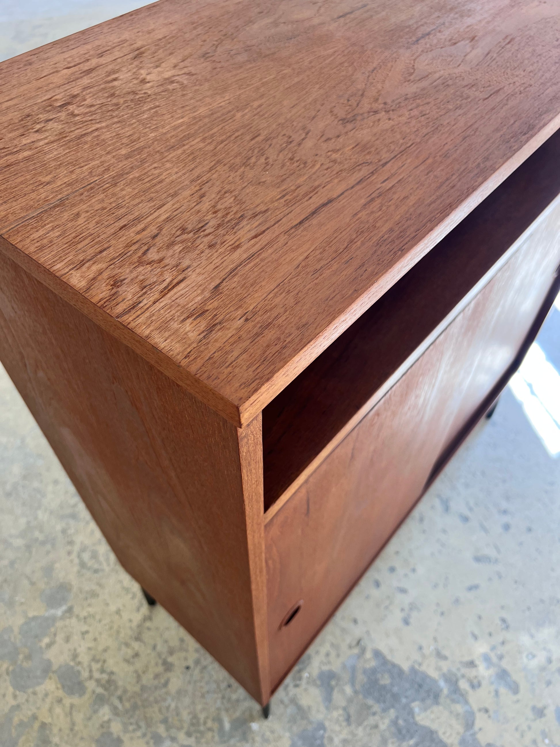 Schrank Teak mit Schiebetüren aus Dänemark