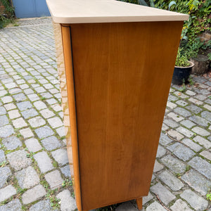 Kleiderschrank Ahorn mit cremefarbener Deckplatte