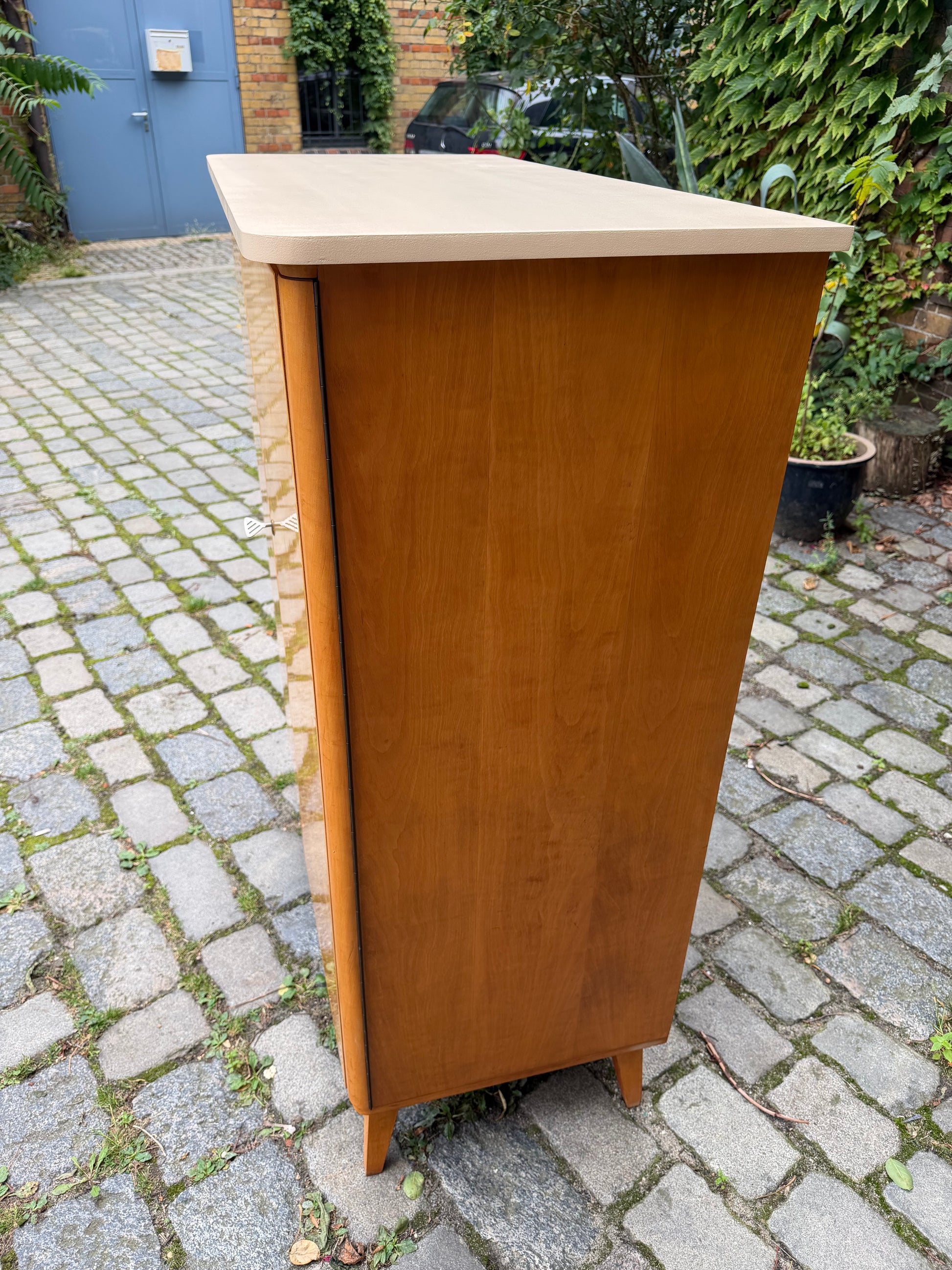 Kleiderschrank Ahorn mit cremefarbener Deckplatte