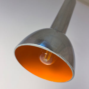 Spotlampe Chrom mit orangem Akzentschirm