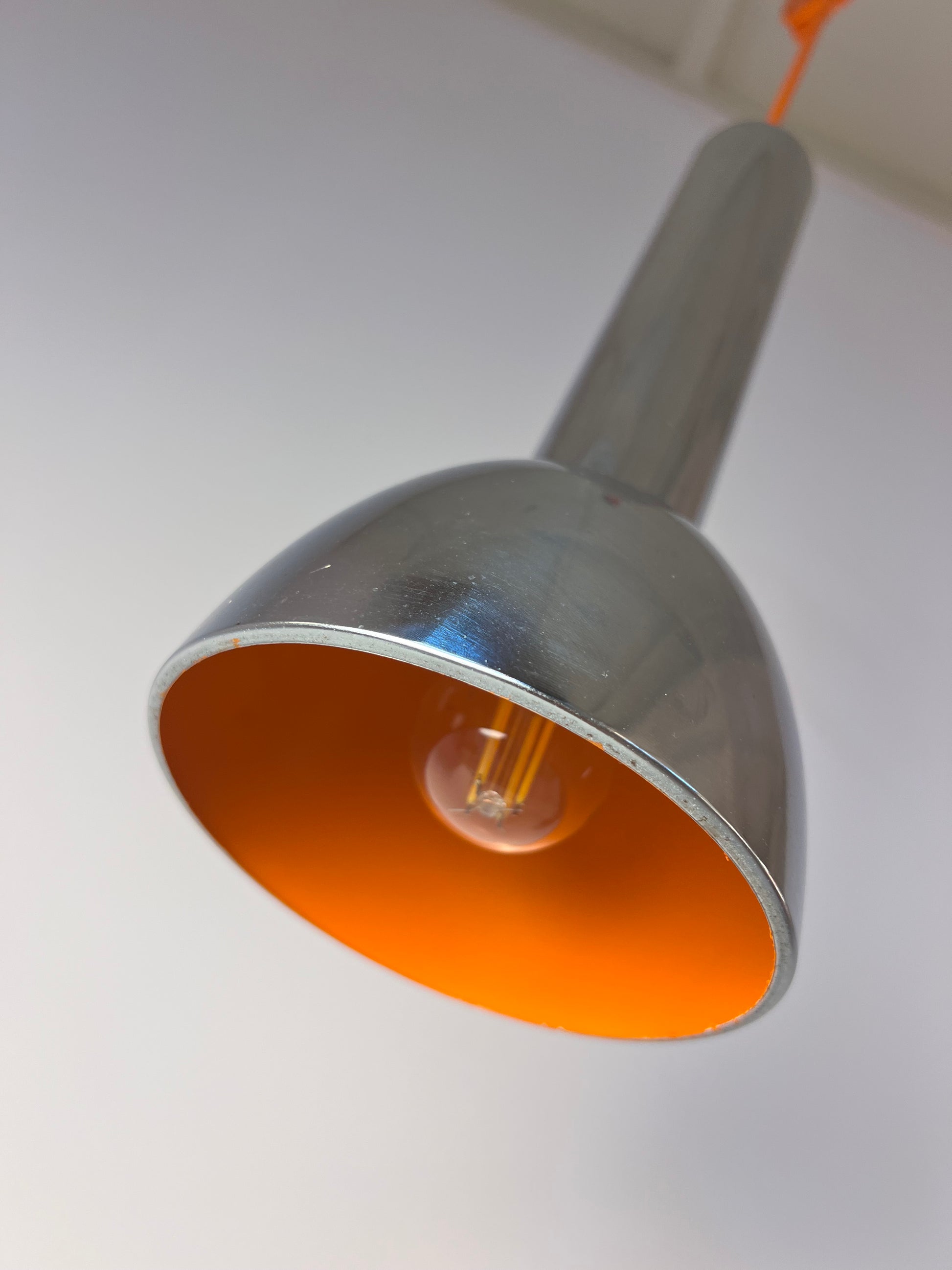 Spotlampe Chrom mit orangem Akzentschirm