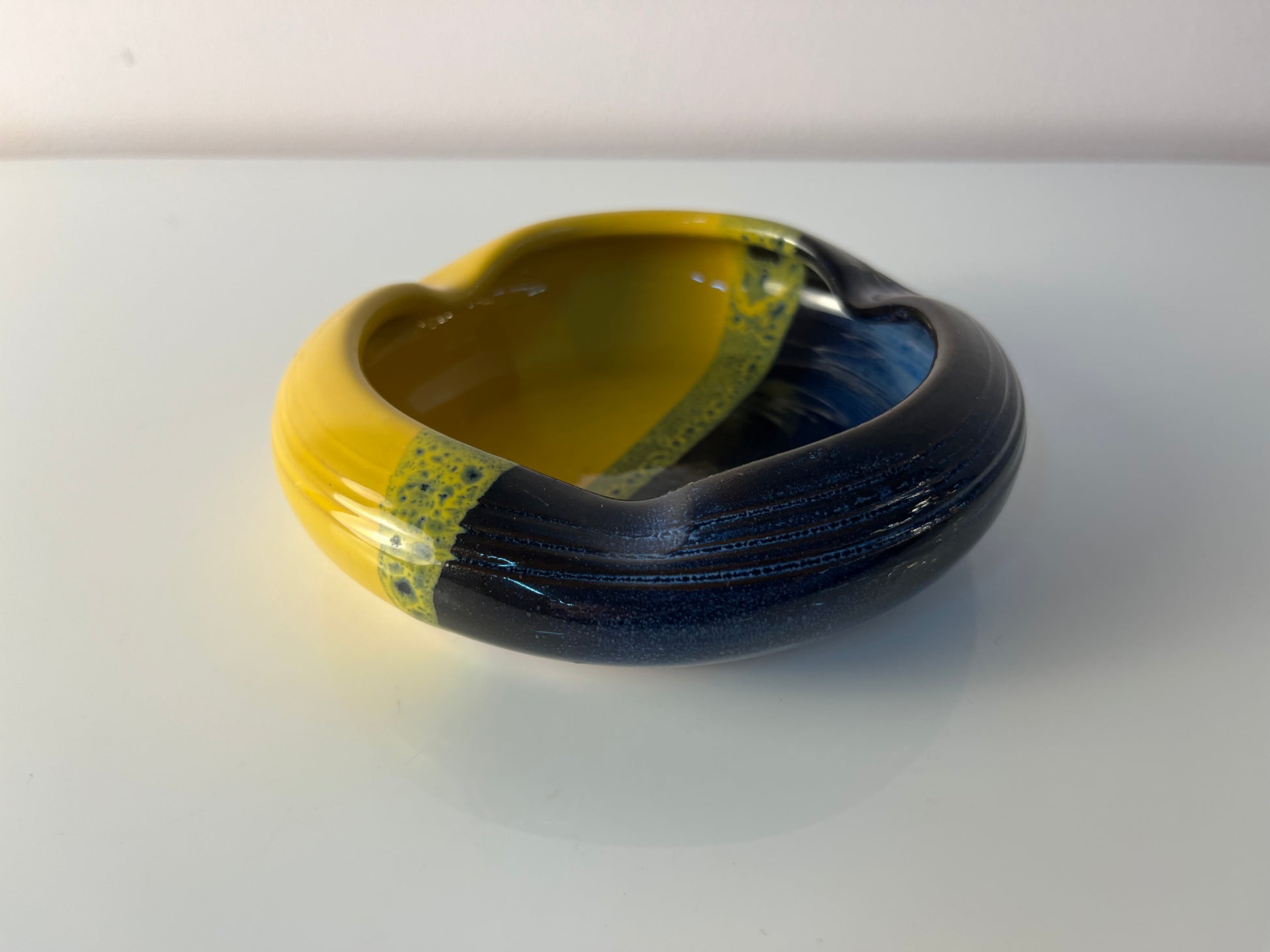Aschenbecher gelb blau aus Dänemark