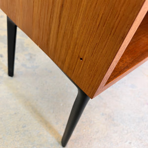 Regal Teak mit neuen Metallfüßen von IDEE Möbel