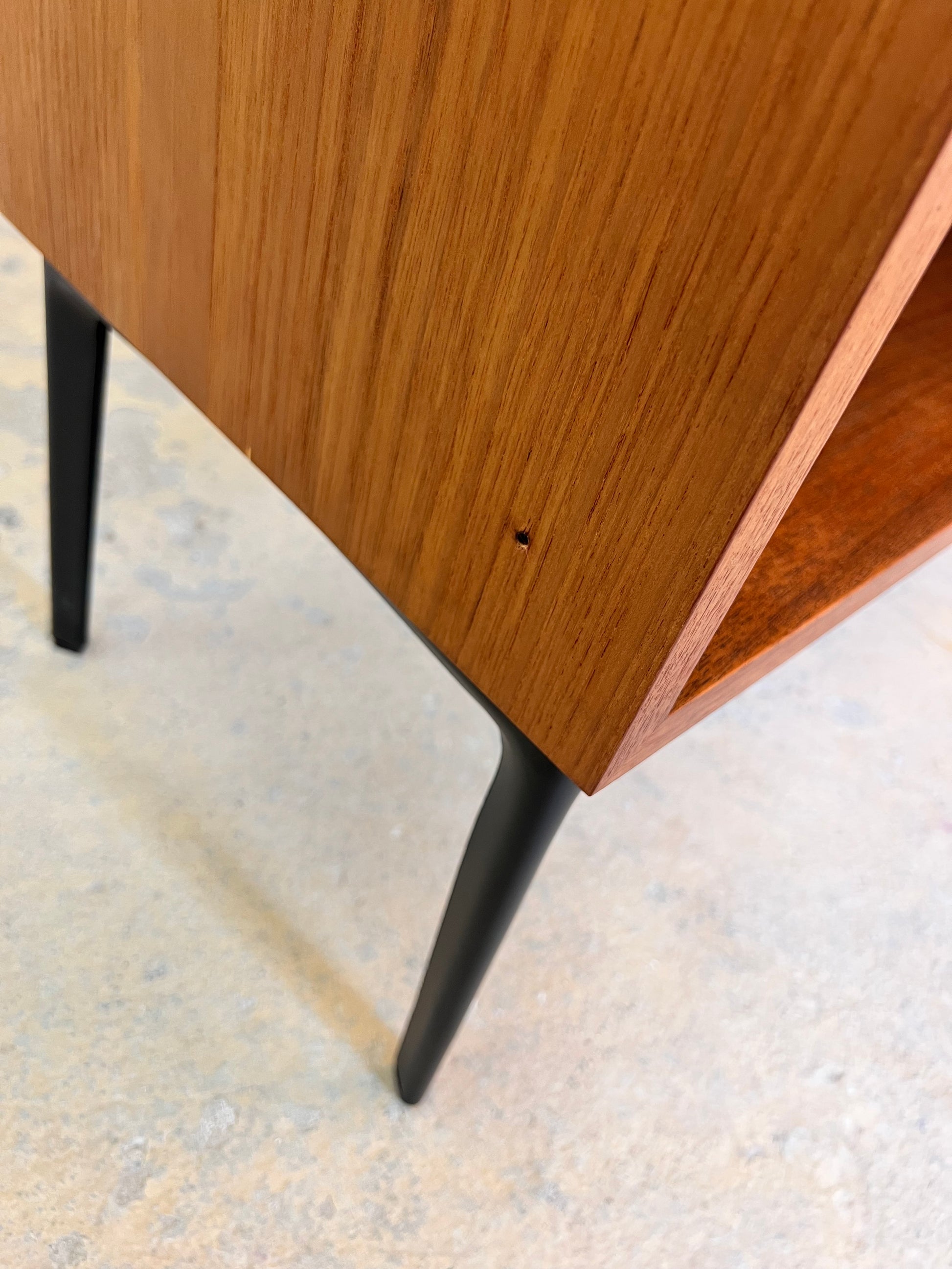 Regal Teak mit neuen Metallfüßen von IDEE Möbel