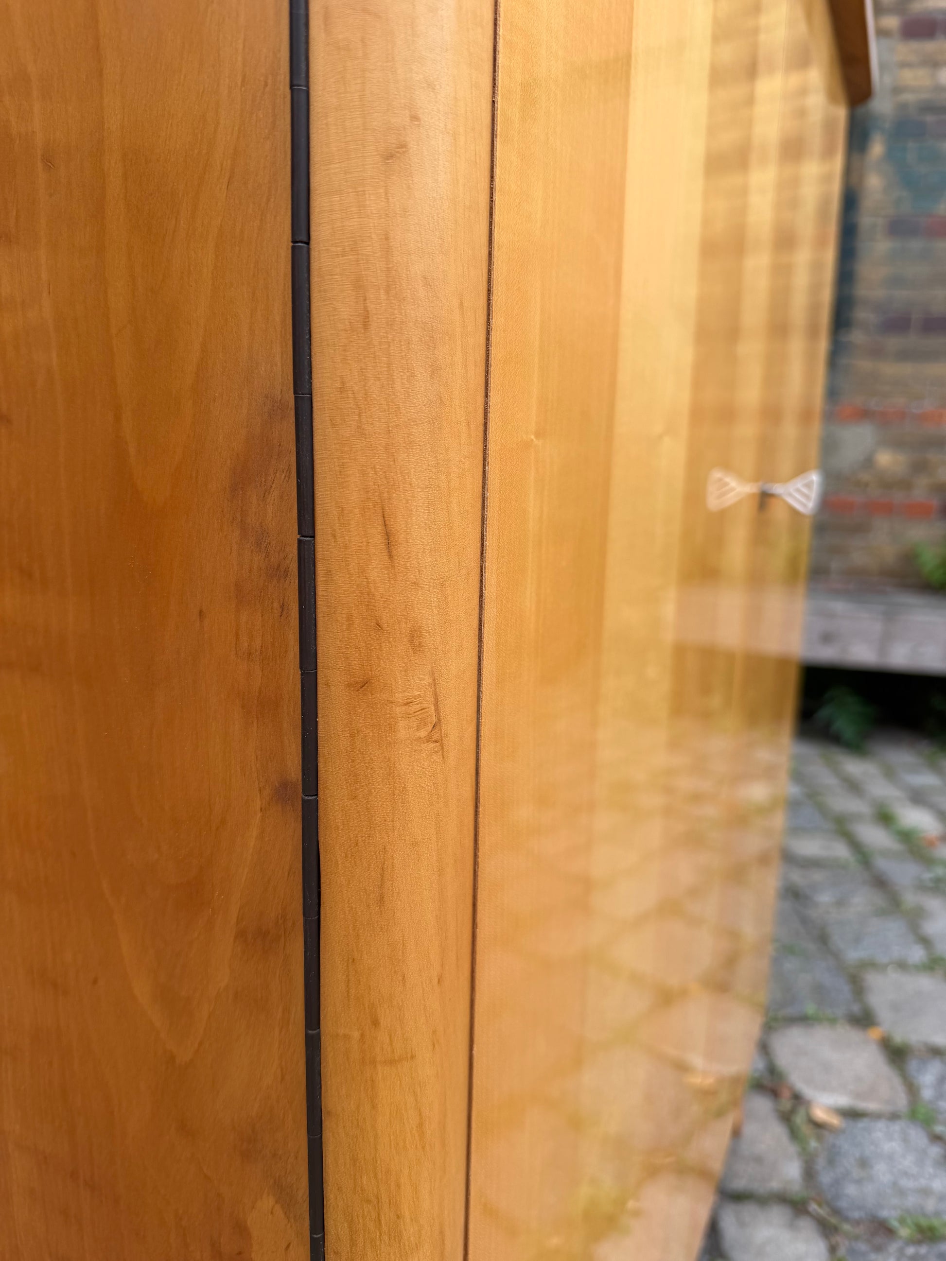 Kleiderschrank Ahorn mit cremefarbener Deckplatte