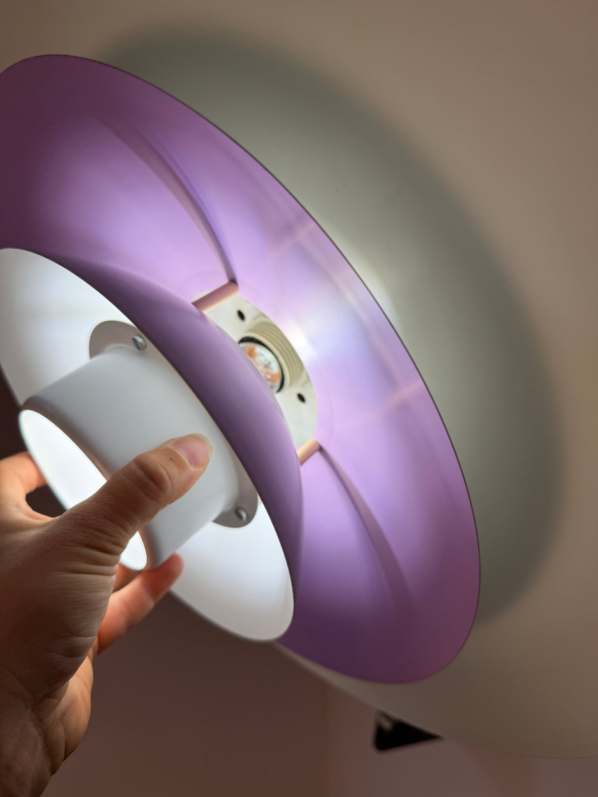Lamellenlampe weiß lila von Formlight