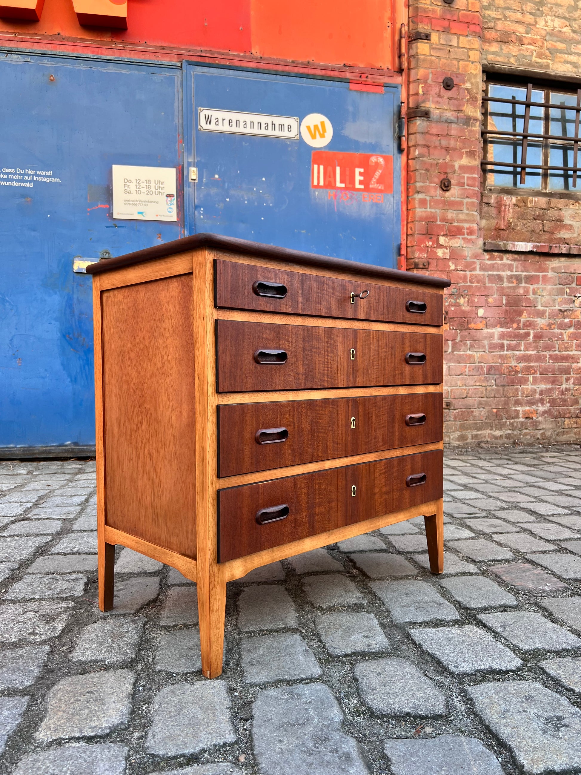 Kommode Teak mit vier abschließbaren Schubläden aus Dänemark