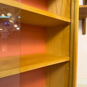 Vitrine Esche mit roter Rückwand & neuen Chromfüßen von Hellerau