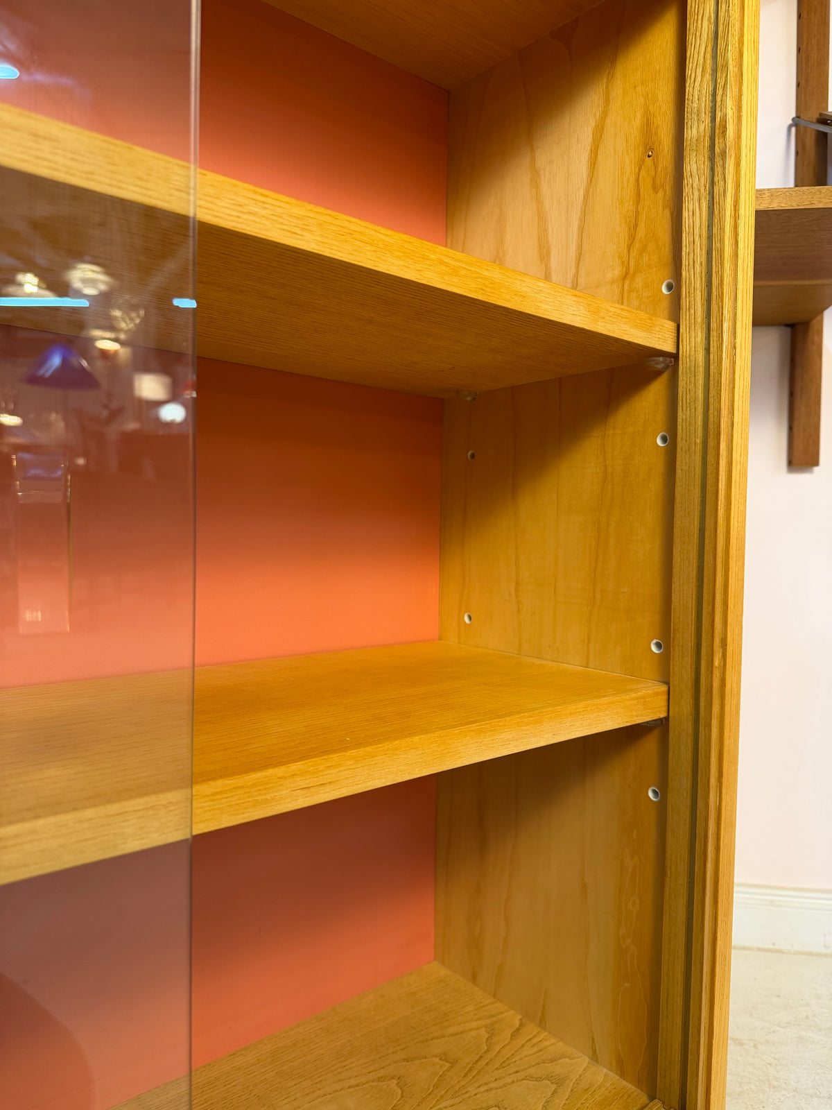 Vitrine Esche mit roter Rückwand & neuen Chromfüßen von Hellerau