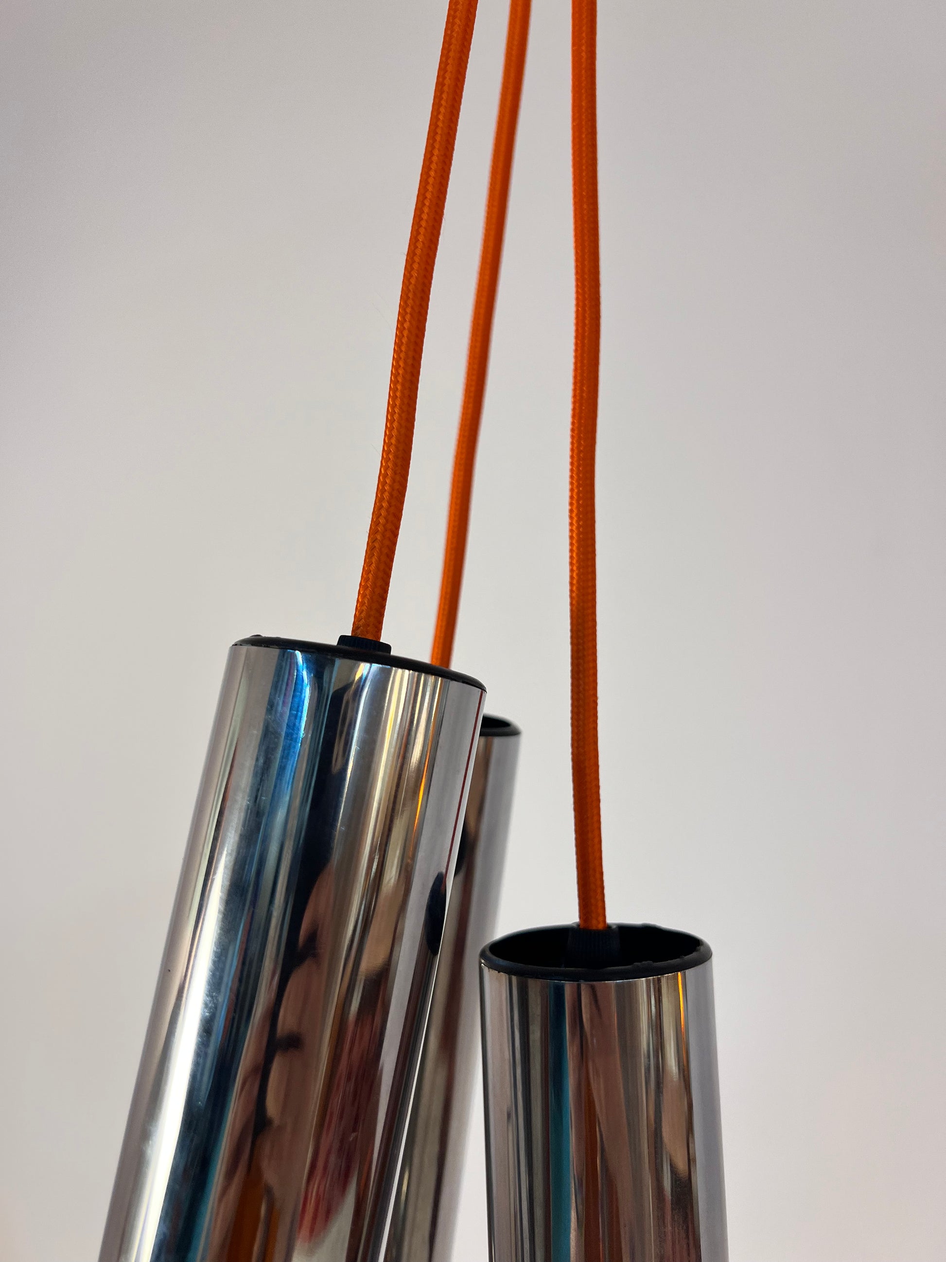 Spotlampe Chrom mit orangem Akzentschirm