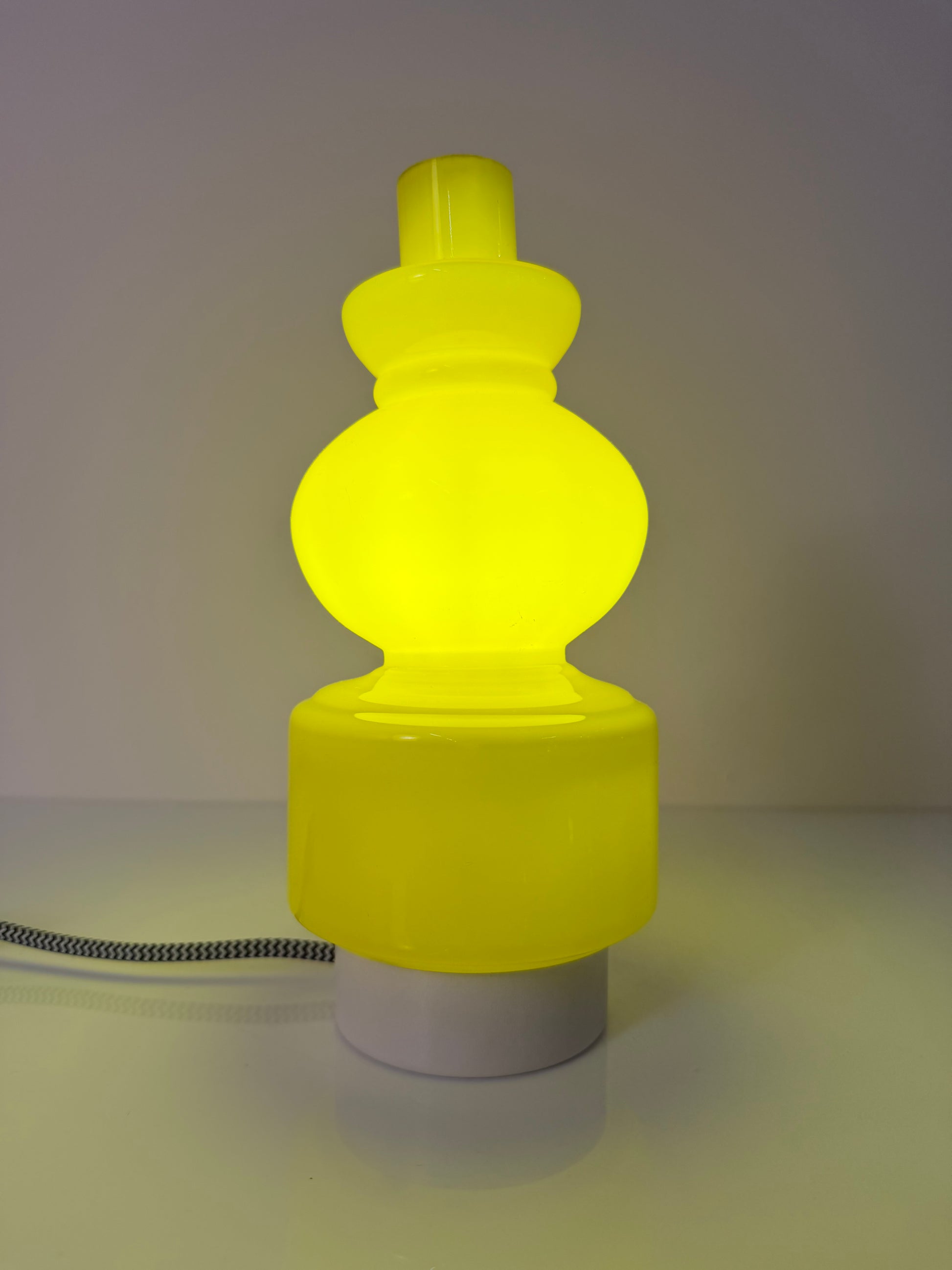 Tischlampe sonnengelb Opalglas