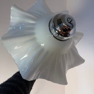 Tischlampe mit gewelltem Glasschirm & Chrom