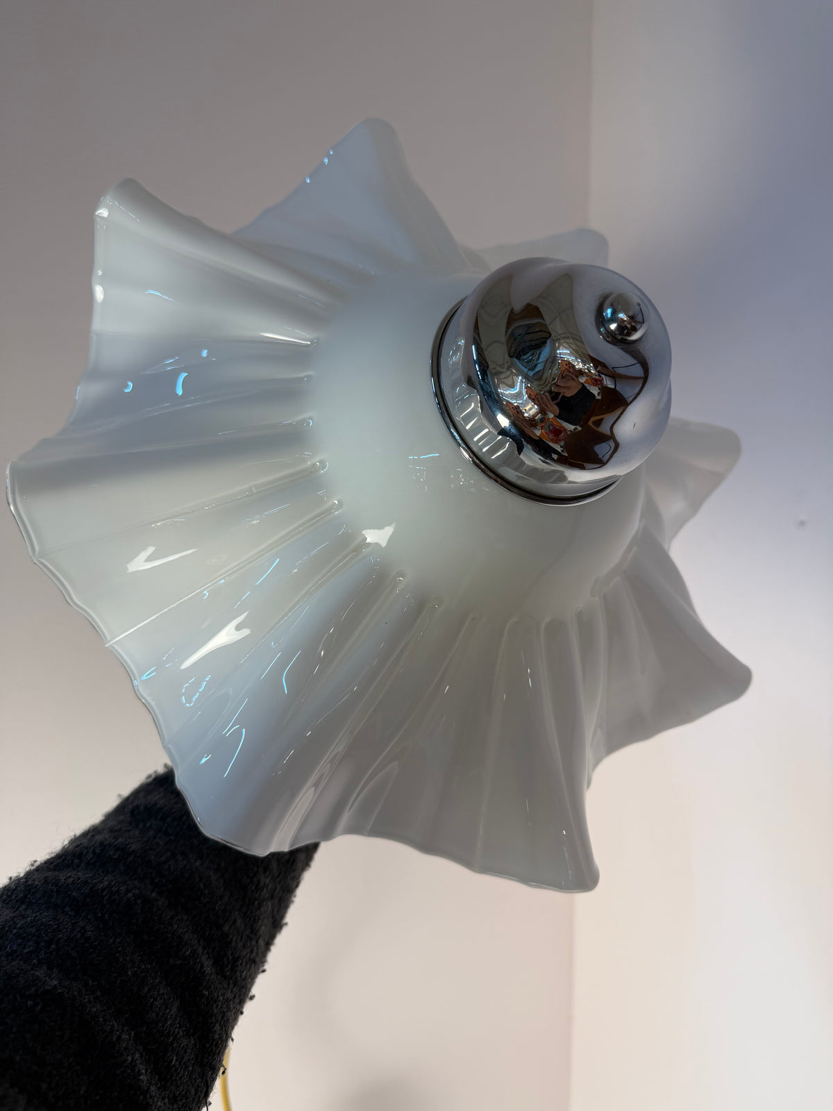 Tischlampe mit gewelltem Glasschirm & Chrom