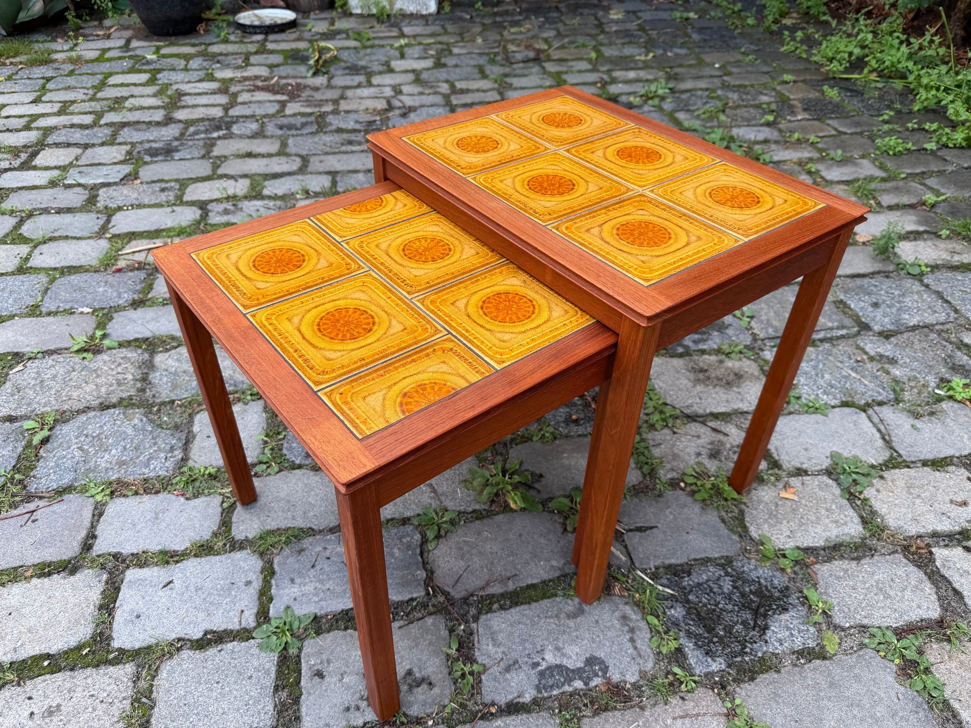 Set: 2 Satztische Teak & gelbe Fliesen aus Dänemark