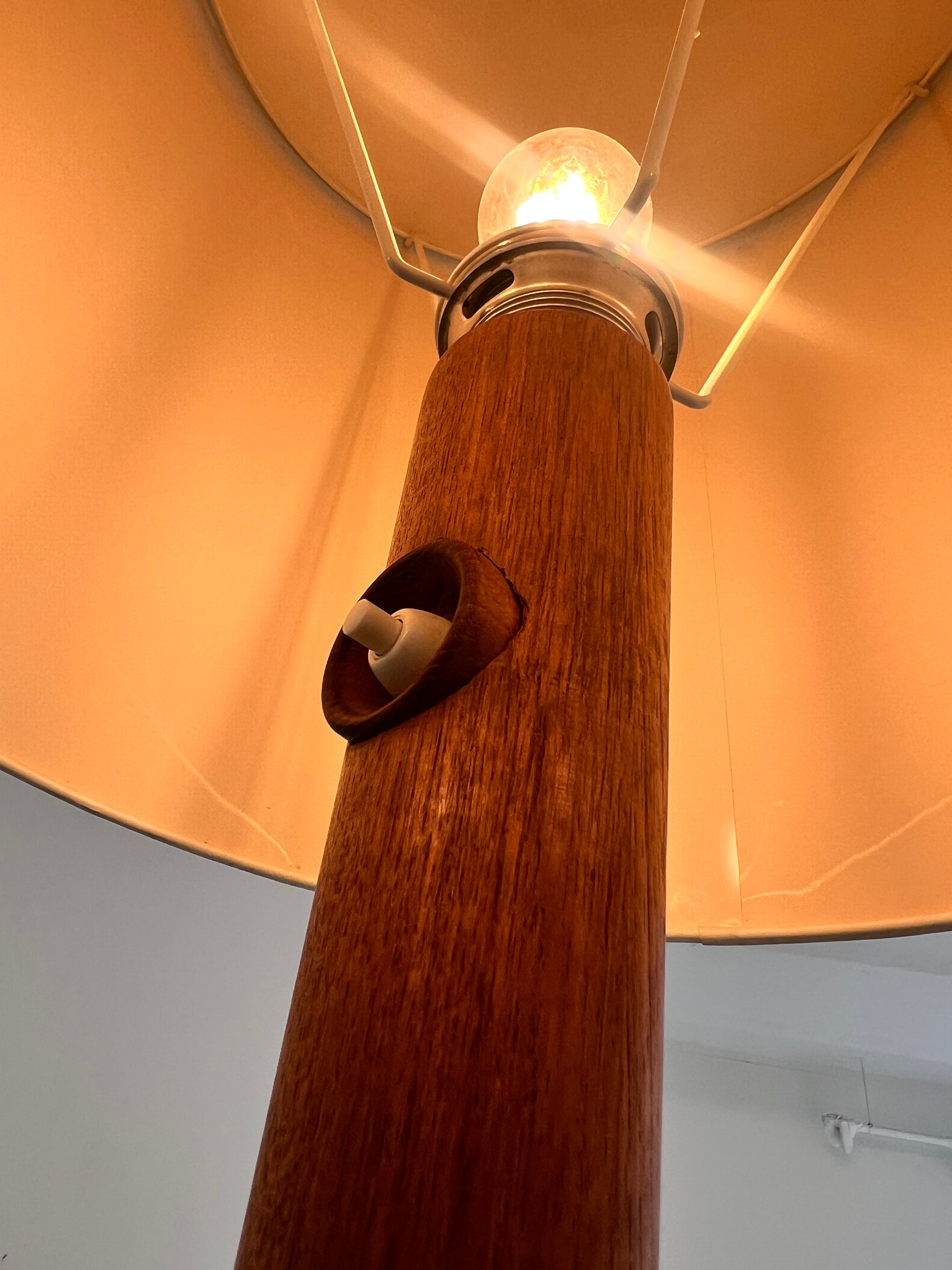 Stehlampe Teak mit Seidenschirm aus Dänemark