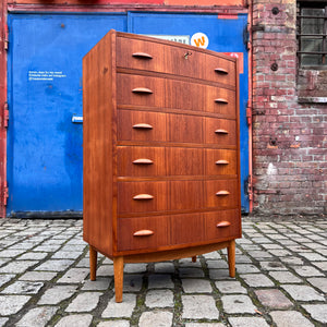 Halbrunde Kommode Teak mit Muschelgriffen aus Dänemark