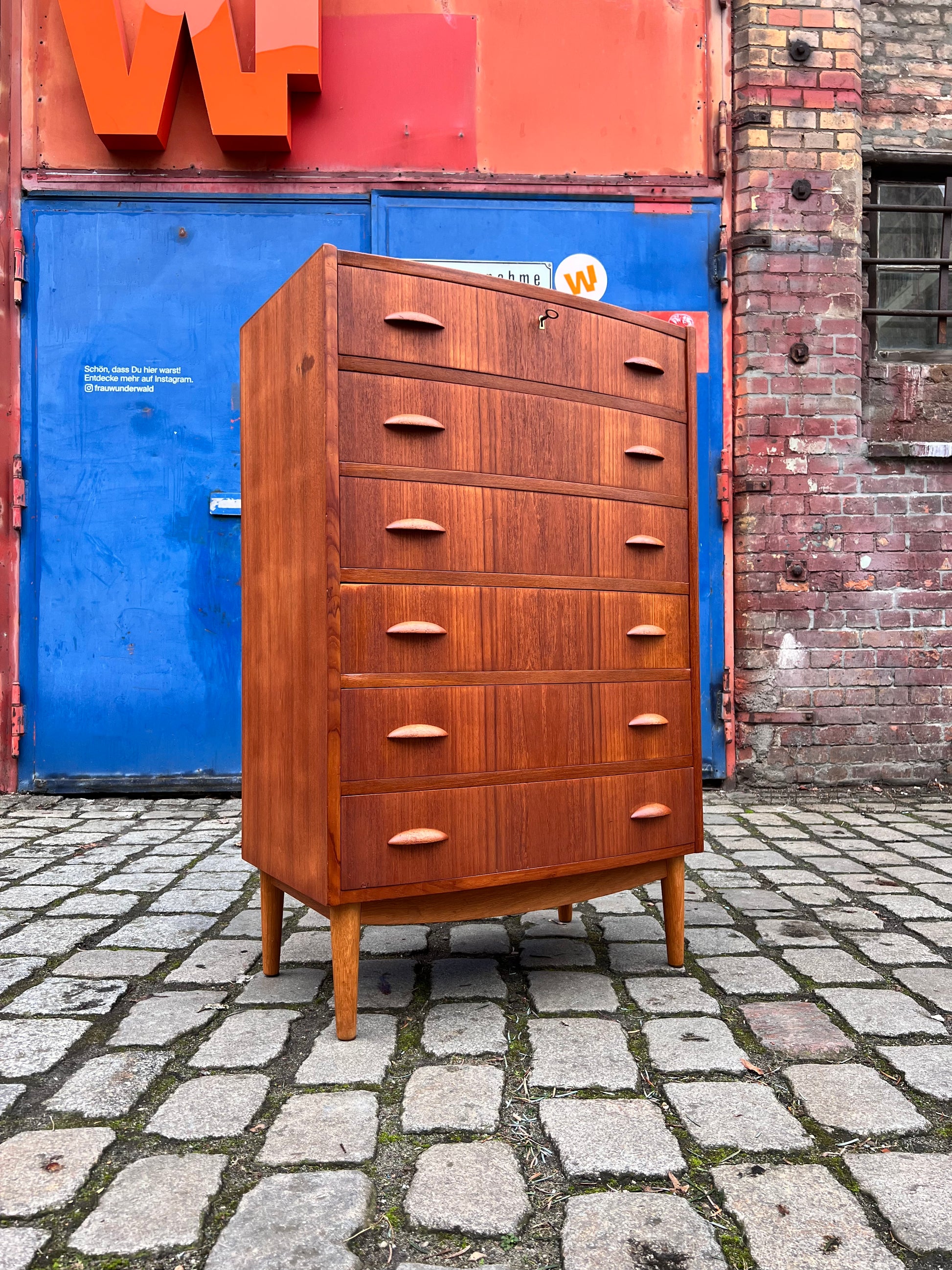 Halbrunde Kommode Teak mit Muschelgriffen aus Dänemark