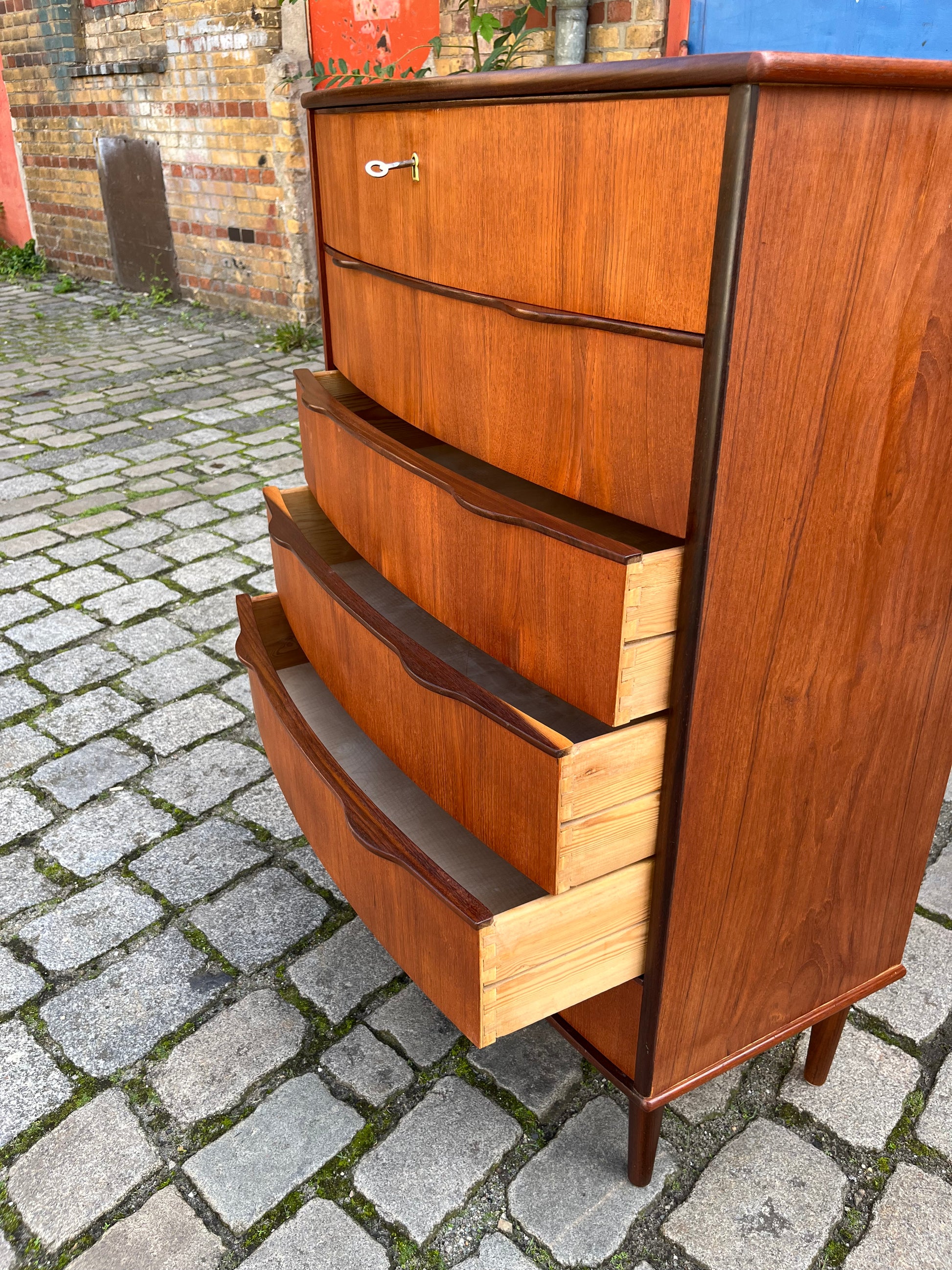 Geschwungene Kommode Teak aus Dänemark