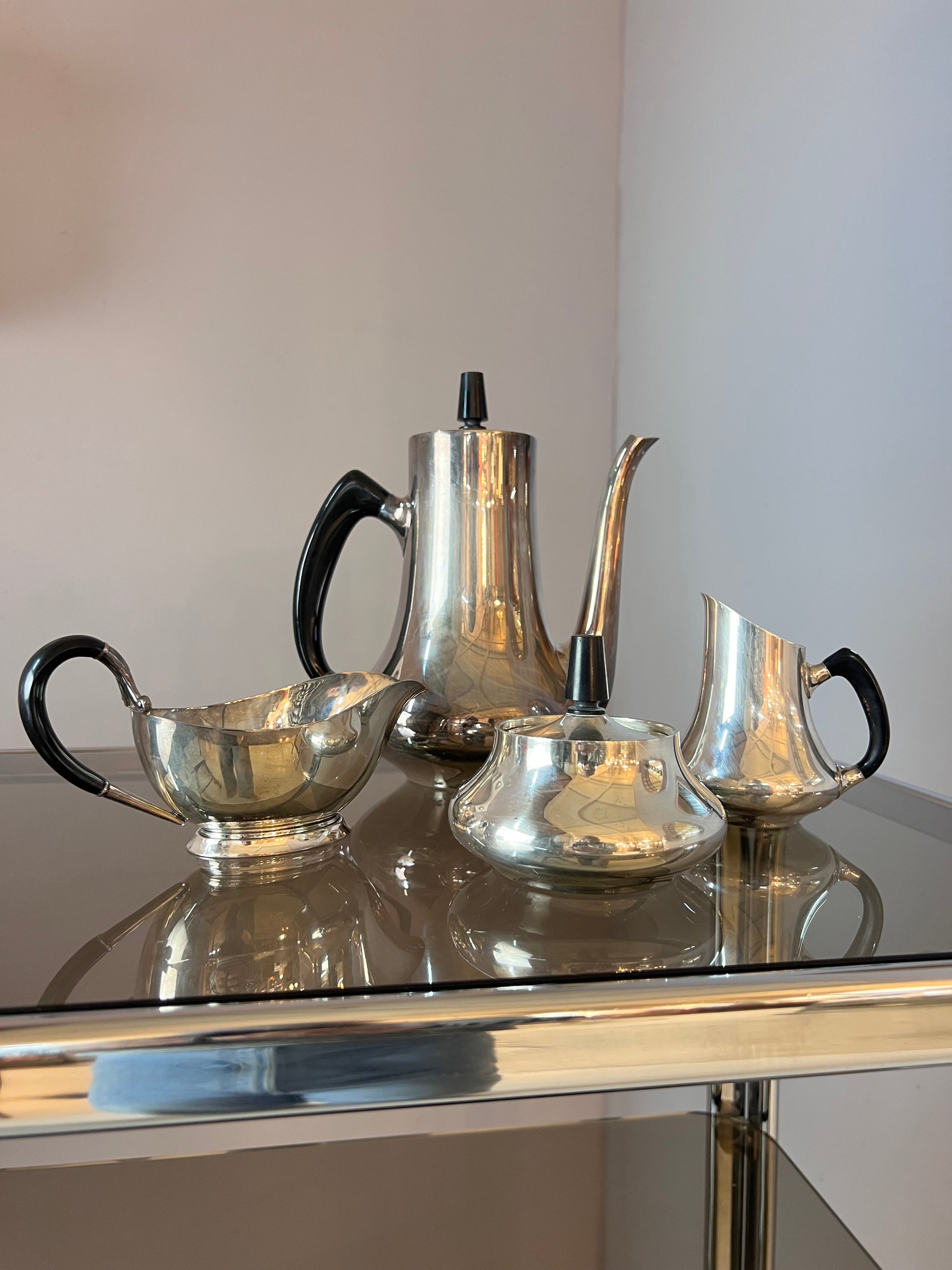 Set: Kanne, Zuckerdose, Milchkännchen & Sauciere Teile EPNS versilbert von Hans Bunde für COHR Denmark
