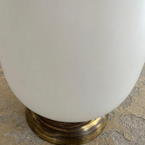 Stehlampe weiß mit Opalglasfuß und Plisseeschirm