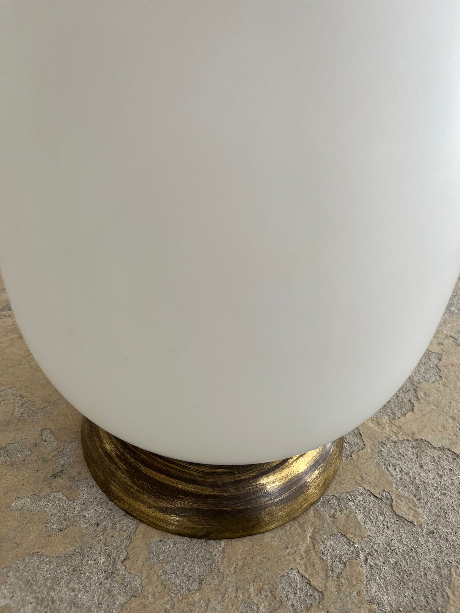 Stehlampe weiß mit Opalglasfuß und Plisseeschirm