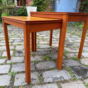 Set: 2 Satztische Teak & gelbe Fliesen aus Dänemark