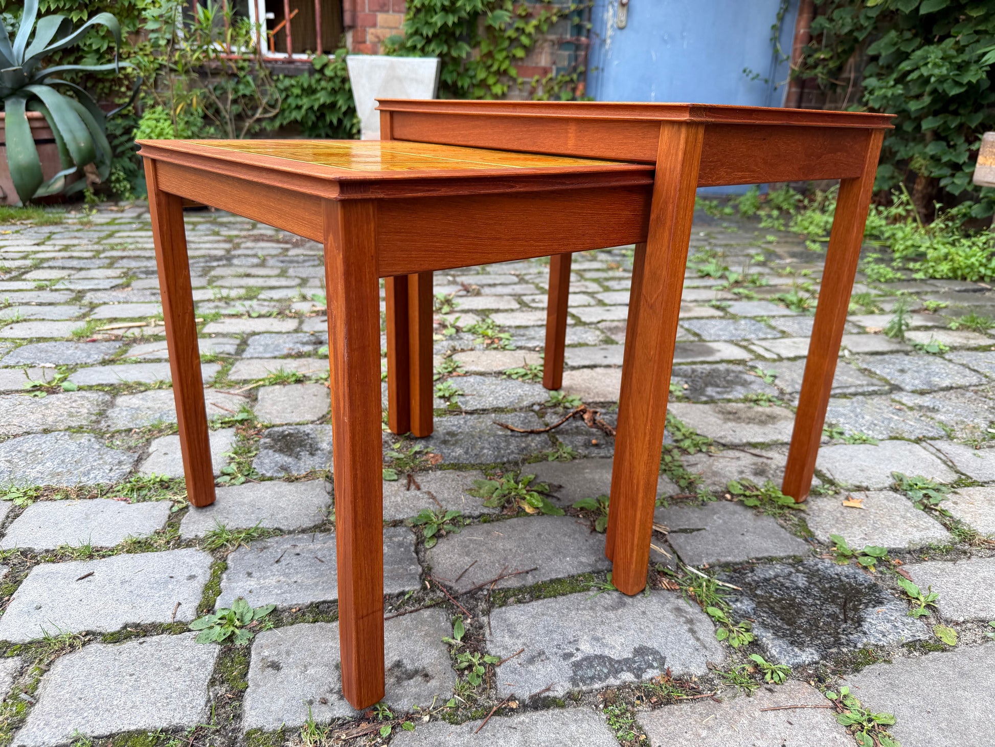 Set: 2 Satztische Teak & gelbe Fliesen aus Dänemark