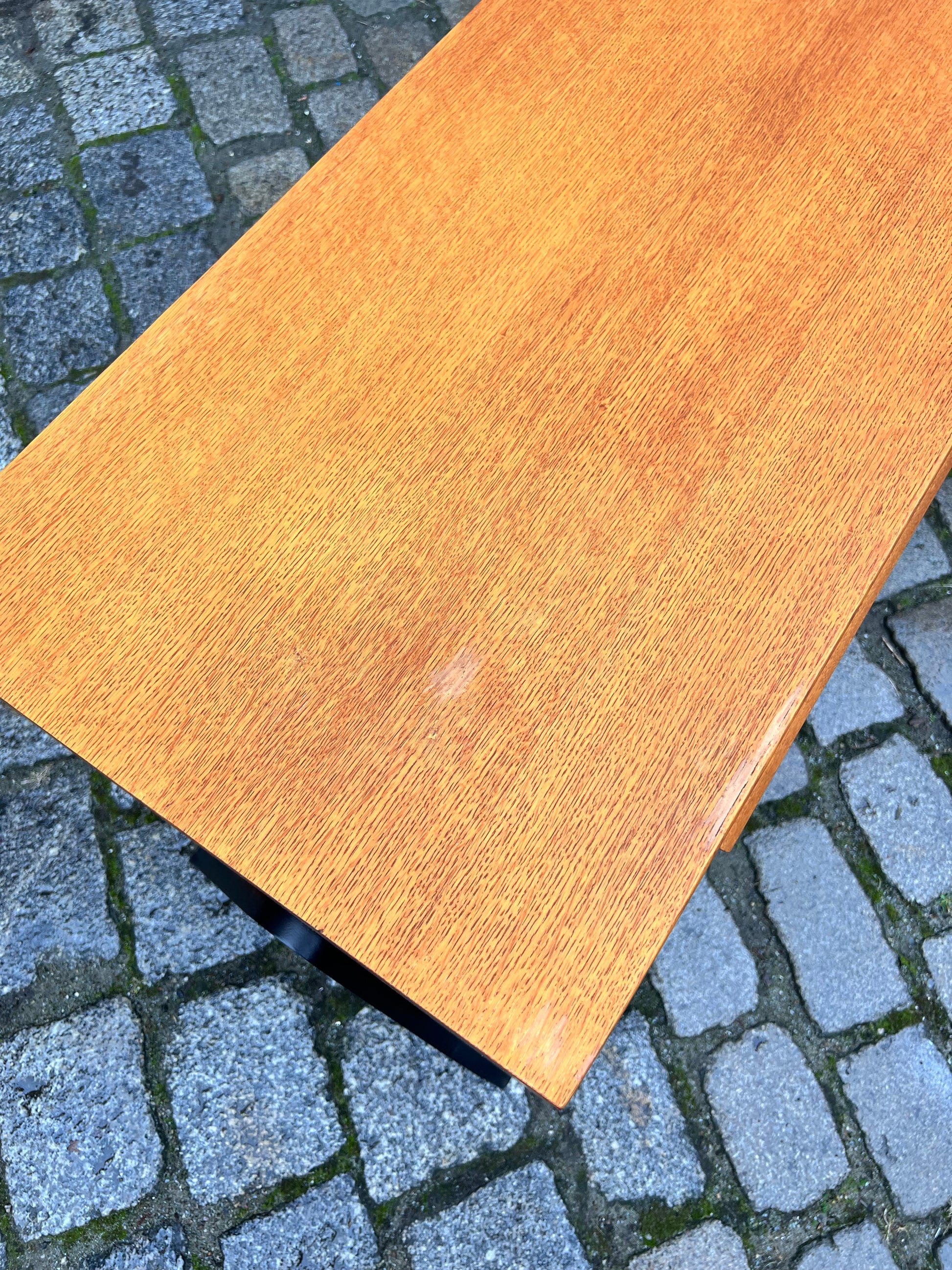 Kommode Eiche mit schwarzen Beinen