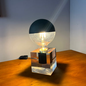 Tischlampe in Acrylkubus