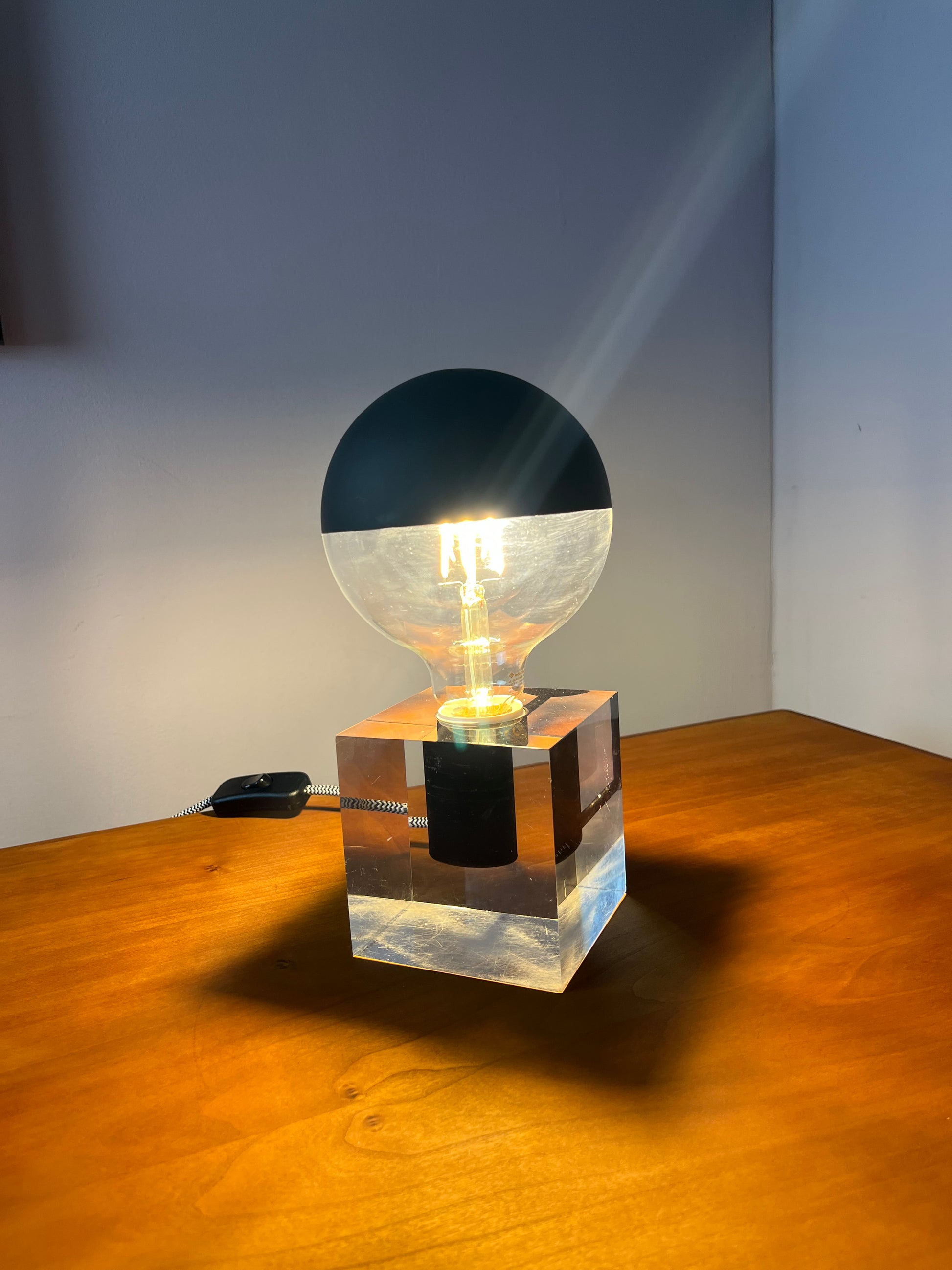 Tischlampe in Acrylkubus
