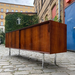 Sideboard Mahagoni mit Schiebetüren & Chromfüßen