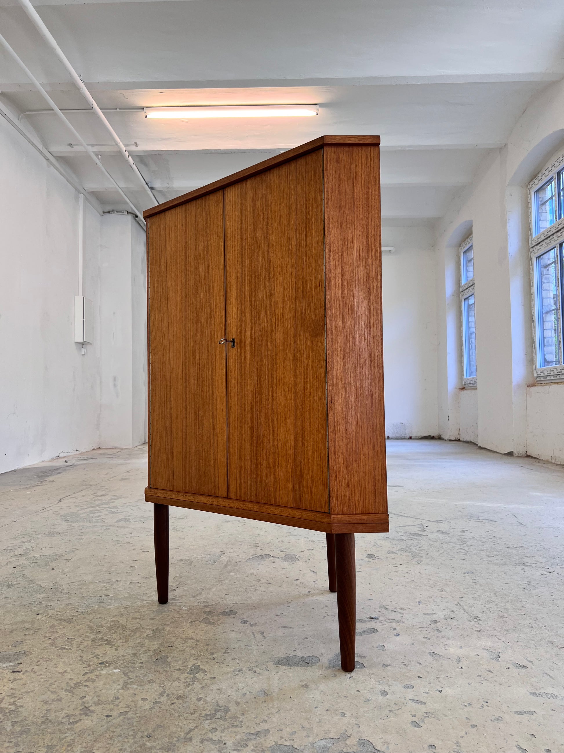 Eckschrank Teak mit Schloss aus Dänemark