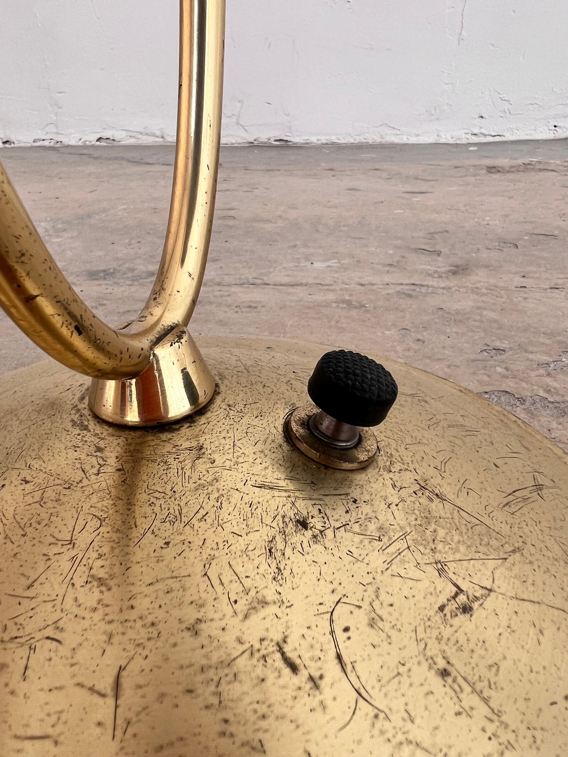 Stehlampe mit zwei Schwanenhalsarmen Messing