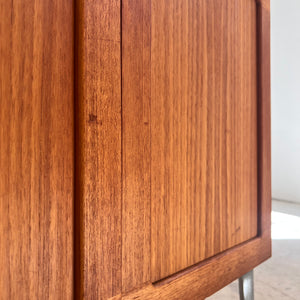 Kommode Teak mit Flügeltüren & neuen Chromfüßen von H. W. Klein