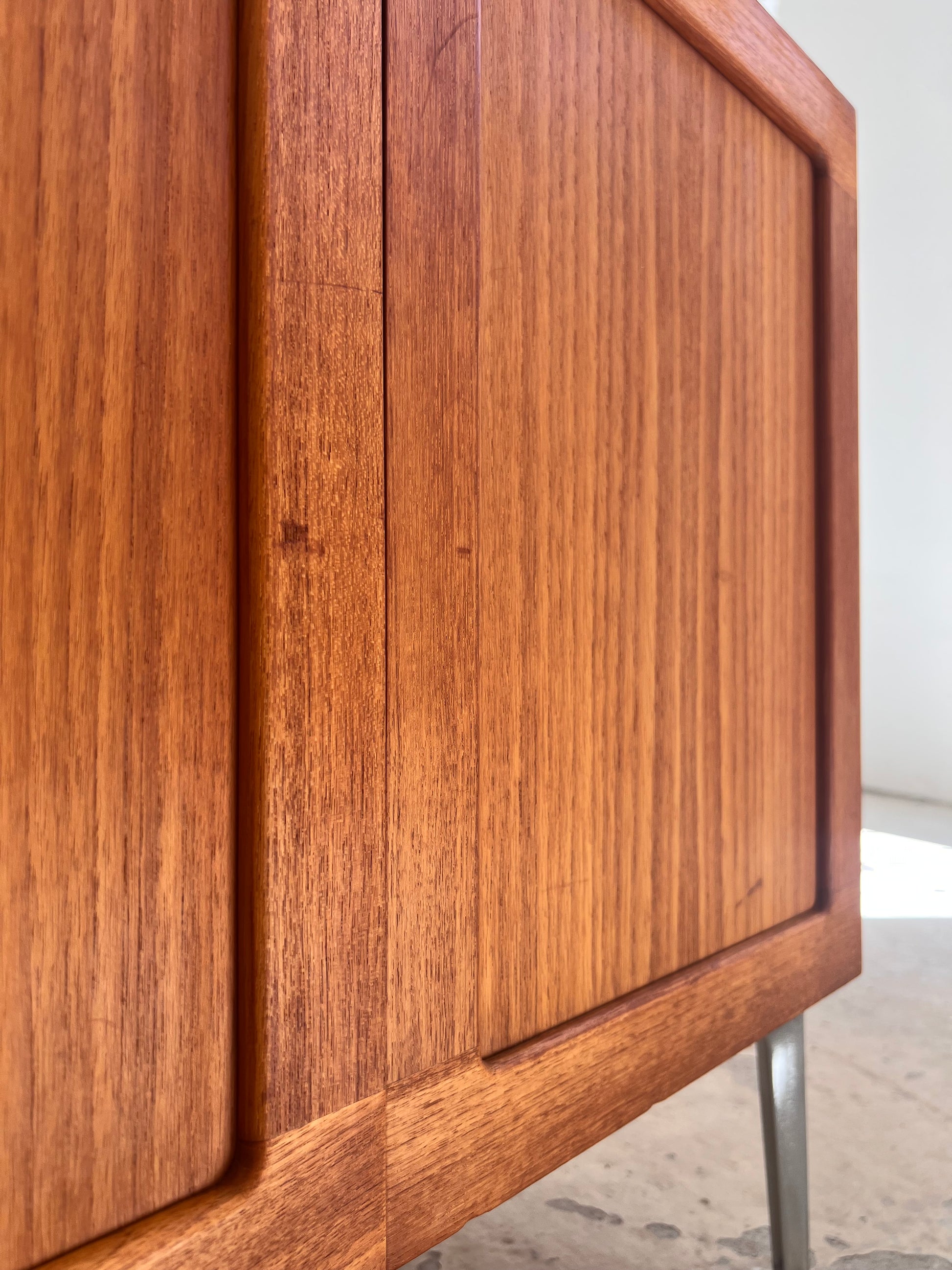 Kommode Teak mit Flügeltüren & neuen Chromfüßen von H. W. Klein