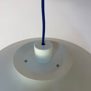 Lammellenlampe weiß mit blauem Akzent aus Dänemark