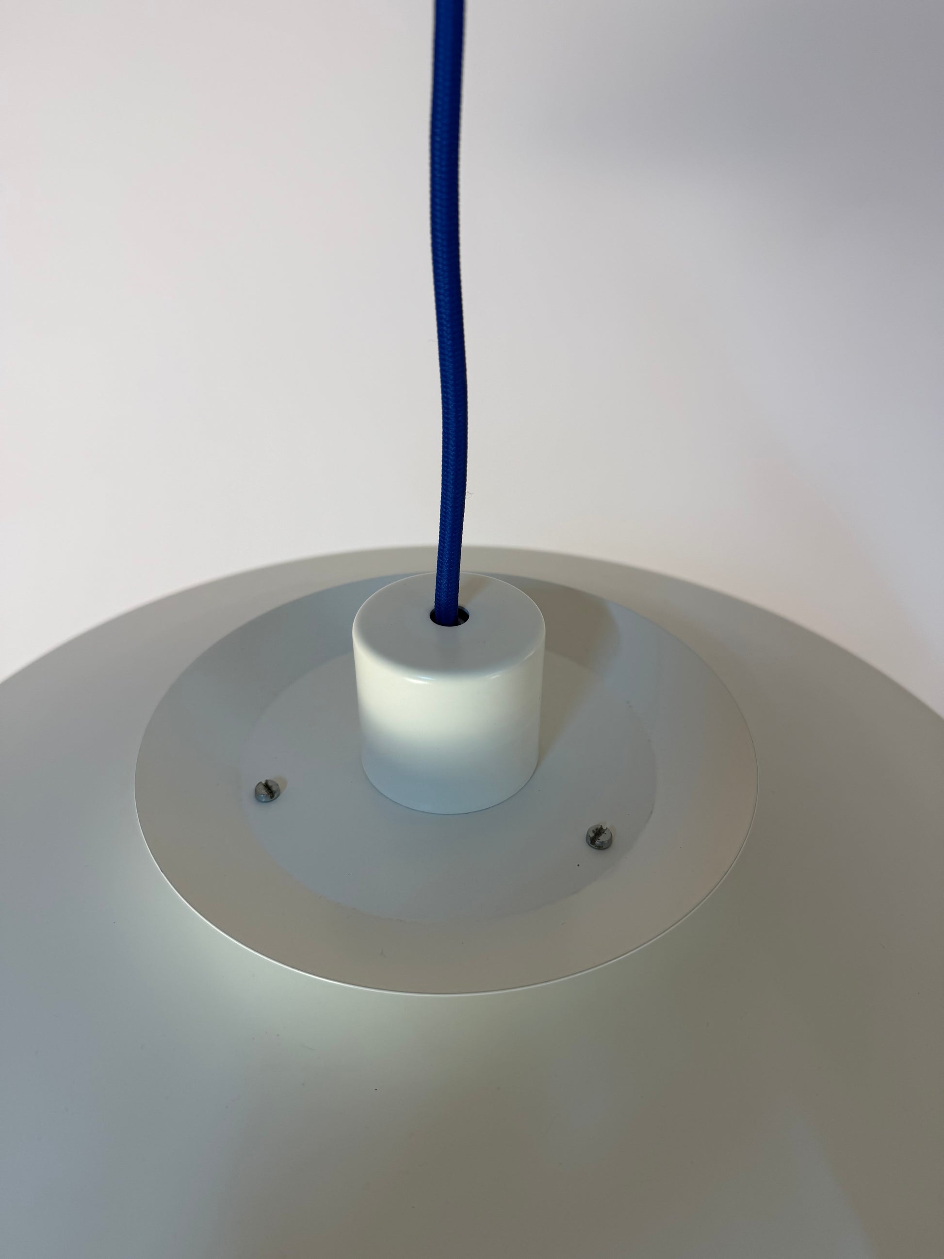 Lammellenlampe weiß mit blauem Akzent aus Dänemark